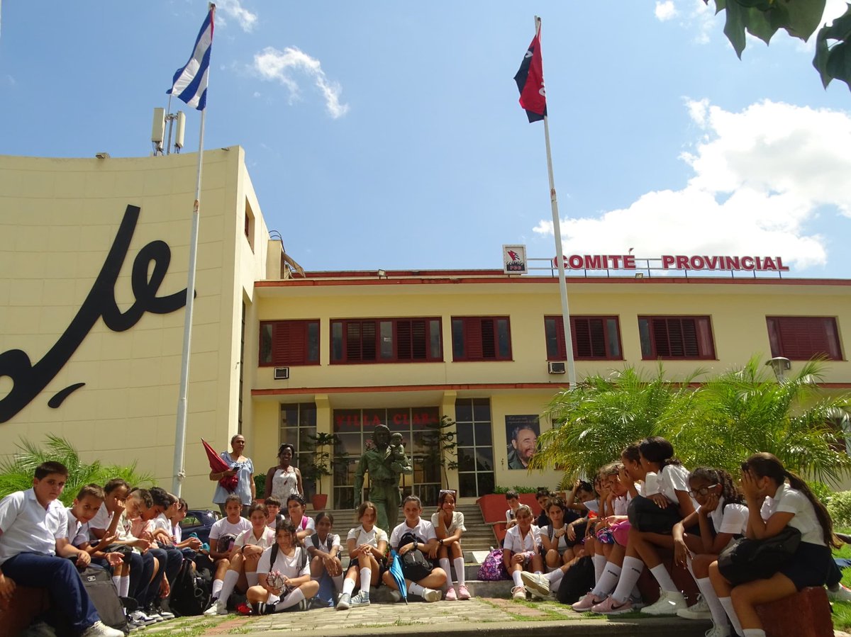 SuselyMorfaG's tweet photo. Un grupo de alumnos de la ESBU José Ramón León Acosta en la tarde de ayer rindieron tributo al Guerrillero Heroico Ernesto ché Guevara en la sede de nuestro @PartidoPCC , emociona ver su formación vocacional y el excelente trabajo de los docentes al frente de la actividad #Cuba https://t.co/nT0g8KY4te
