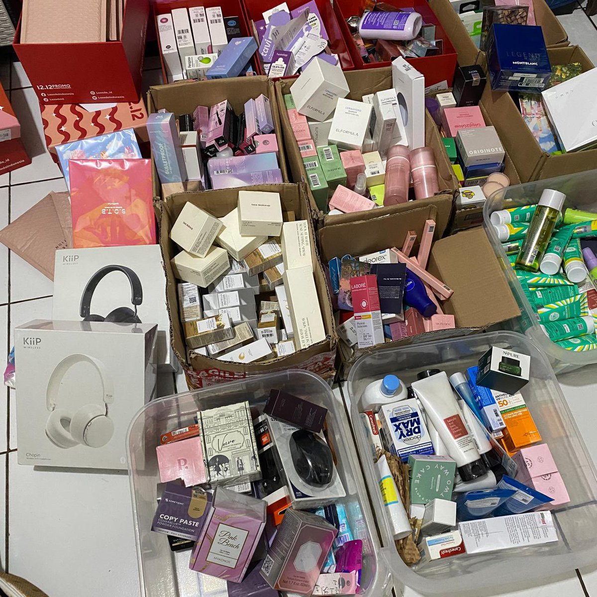 jangansedi's tweet photo. hai gais mumpung lagi awal bulan++++ shopee lagi ngadain event voc potongan 20% untuk semua produk jualan aku, hari ini aku mau jual barang barang murah lagi, selain skincare ada juga barang fashion dan charger ugreen lohh🥳
yuk kepoin di reply👇🏼👇🏼👇🏼 https://t.co/1JBlzlxriA