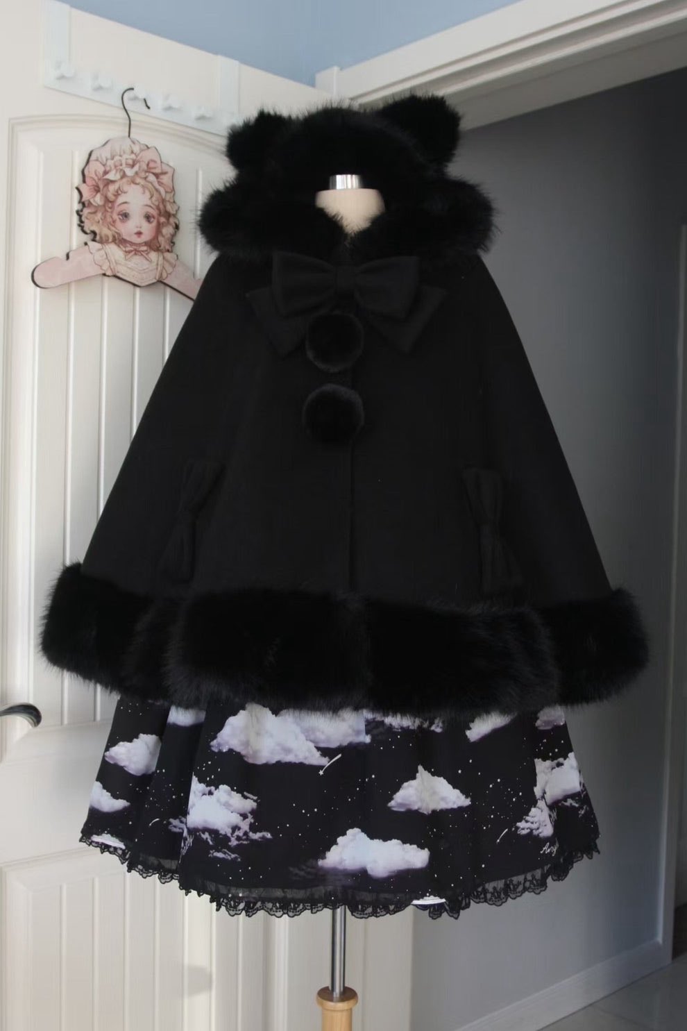 アルベロベロの猫モチーフ ダークグレー のケープコート アルベロベロの猫モチーフ ダークグレー のケープコート