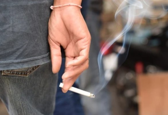 法律がないと守れませんか？目線の高さにタバコが来ると、身長が低い方、車椅子の方、ベビーカーの高さにタバコがきて非常に危険です。相手を失明、火傷をさせてしまう恐れがあり、怖い思いをしている人も何人も知っています。大事なことなのでもう一度言います。歩きタバコは絶対にやめてください！