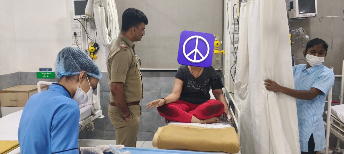 JournoJayesh's tweet photo. #AhmedabadPolice 

બોપલ પોલીસે 3 જીવ બચાવ્યા

બપોરે પેટ્રોલિંગ દરમિયાન બોપલ પોલીસે જોયું કે રસ્તા કિનારે એક સ્ત્રી બેસીને આક્રંદ કરી રહી છે, જેના ખોળામાં પતિ બેભાન હાલતમાં હતો અને સ્ત્રીની બાજુમાં 11 વર્ષનો દિકરો રડી રહ્યો હતો

અધિકારીએ બેભાન પતિના મોઢામાં આંગળી મૂકી ઉલ્ટી કરાવી https://t.co/WrMt7FHS85