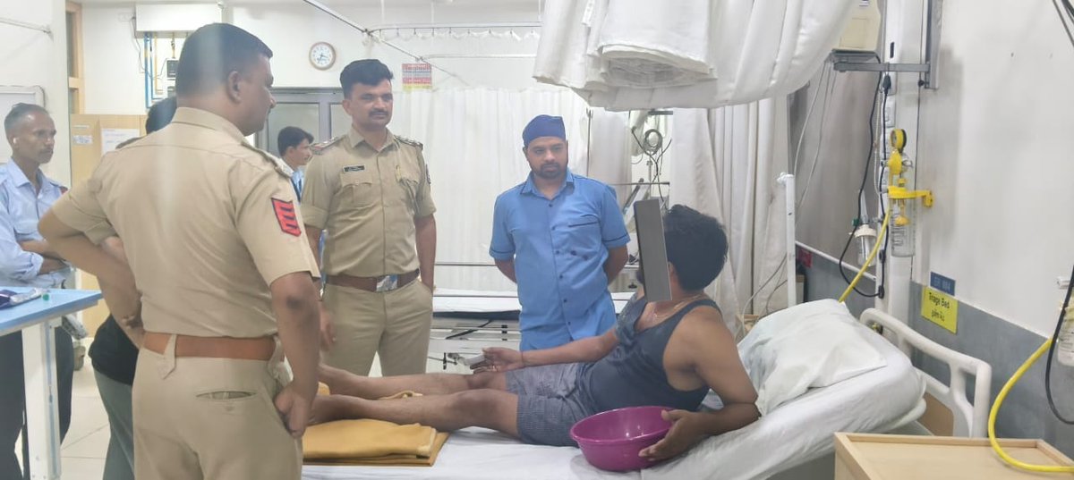 #AhmedabadPolice 

બોપલ પોલીસે 3 જીવ બચાવ્યા

બપોરે પેટ્રોલિંગ દરમિયાન બોપલ પોલીસે જોયું કે રસ્તા કિનારે એક સ્ત્રી બેસીને આક્રંદ કરી રહી છે, જેના ખોળામાં પતિ બેભાન હાલતમાં હતો અને સ્ત્રીની બાજુમાં 11 વર્ષનો દિકરો રડી રહ્યો હતો

અધિકારીએ બેભાન પતિના મોઢામાં આંગળી મૂકી ઉલ્ટી કરાવી