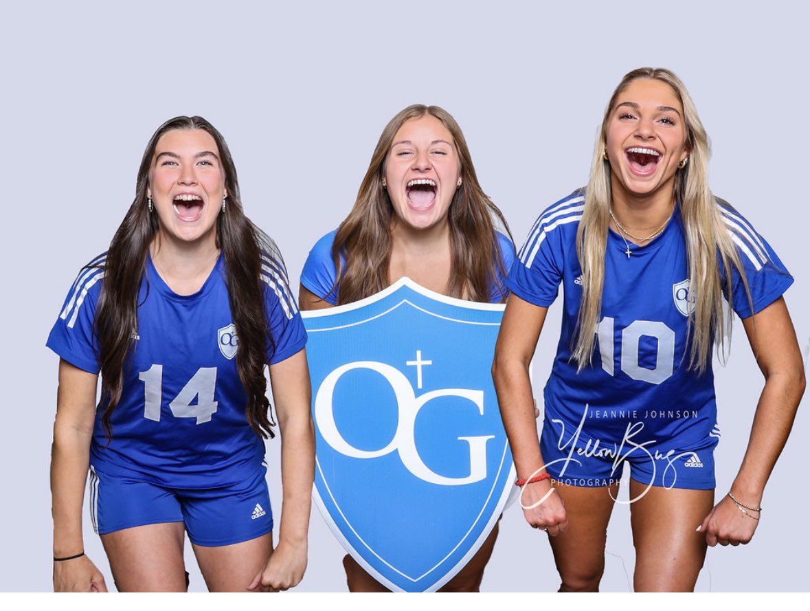 KIDS GAME THIS Saturday! Come early for the boys game vs Roosevelt and get a poster signed by our Varsity team! #chasegreatness 
JV game at 10:00am 
Varsity at 12:00pm 
All at the MAC