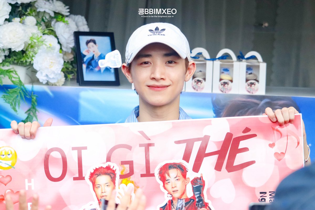 bbimxeo's tweet photo. (251001) Check in Foodtruck <Livestage 3>

"Cong ah look at my camera!" 📸 ✨

#CONGB #AnhTraiSayHi #AnhTraiSayHi2025 https://t.co/FKpD2E5DOG