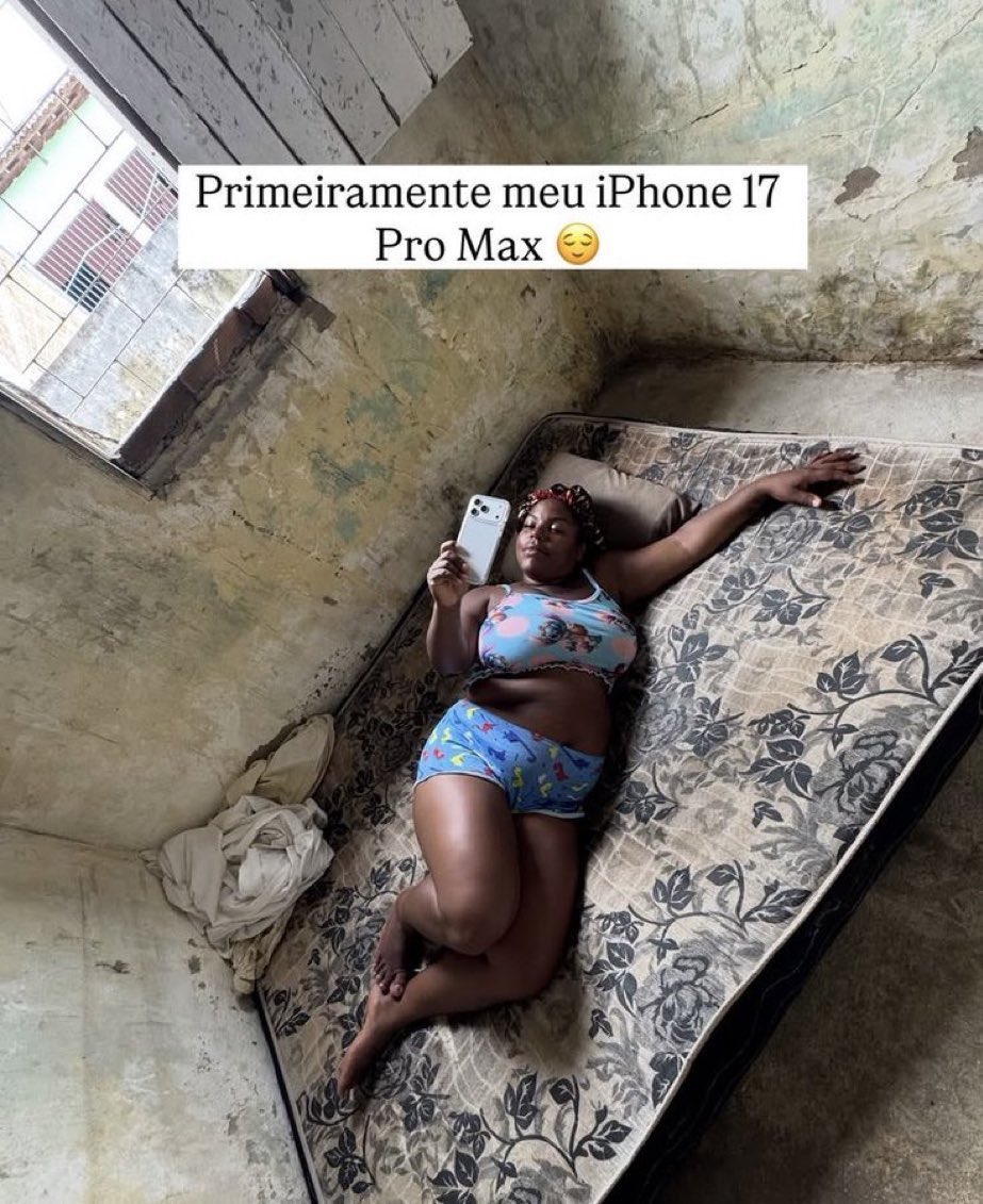 ricardo_mbl's tweet photo. Vênus negra, favelada
No sujo colchão reclina
Faceira, feito menina
Sua banha concentrada.

De Parmênides as formas
Perfeitas, abençoadas 
Esferas equilibradas
Ao olhar, tão desejosas…

Vênus negra, favelada
Com sua bolsa família
Quem se dirá mais amada?

Quem, pergunto, mais que ela
Se nem mesmo Tiziano
Viu uma musa tão bela!