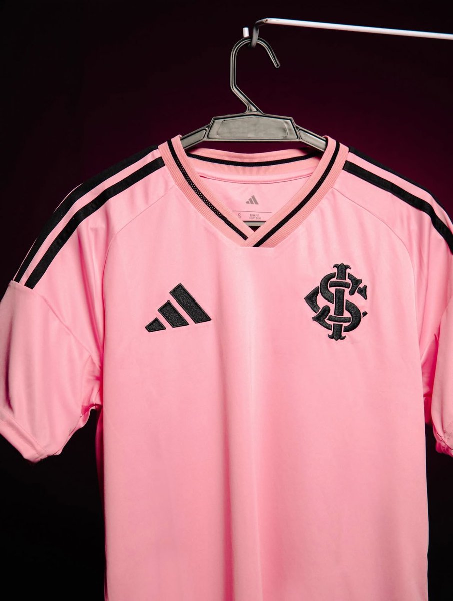 _olucasdias's tweet photo. Inter lança sua camisa pro outubro rosa. 

Afirmo: LINDA. A mais bonita das rosas recentes que o Inter fez (sim, supera a de 2021) https://t.co/GdQE8shg63