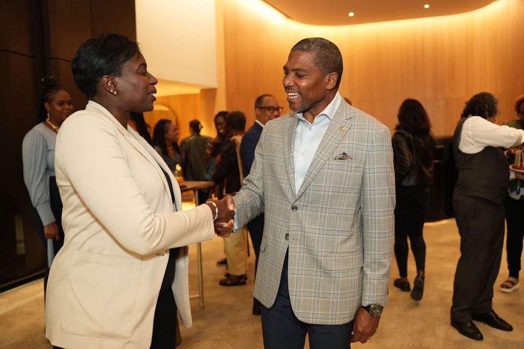 TerranceDrewSKN's tweet image. Following UNGA80, I headed over to Toronto, Canada, to meet with some of our proud sons and daughters of St. Kitts and Nevis who now call Canada home. 🇰🇳❤️🇨🇦

Together with Senior Minister Dr. Denzil Douglas and our Diaspora Ambassador, Dr. Christine Walwyn, we spoke openly about…