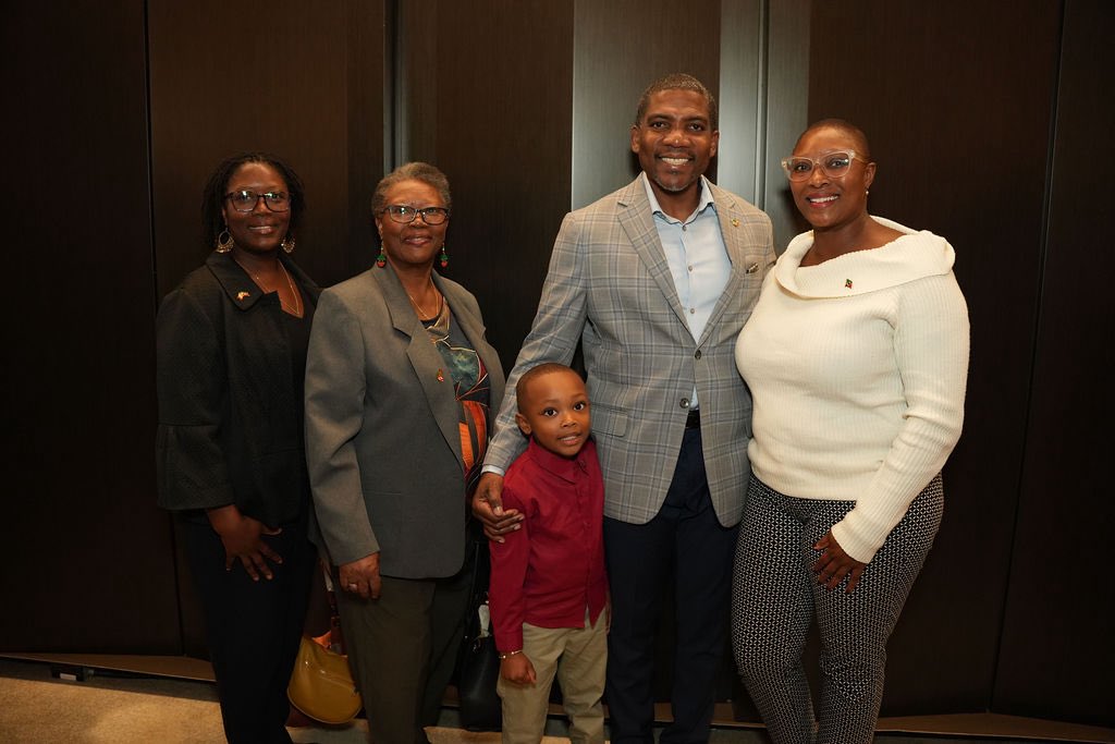 TerranceDrewSKN's tweet image. Following UNGA80, I headed over to Toronto, Canada, to meet with some of our proud sons and daughters of St. Kitts and Nevis who now call Canada home. 🇰🇳❤️🇨🇦

Together with Senior Minister Dr. Denzil Douglas and our Diaspora Ambassador, Dr. Christine Walwyn, we spoke openly about…