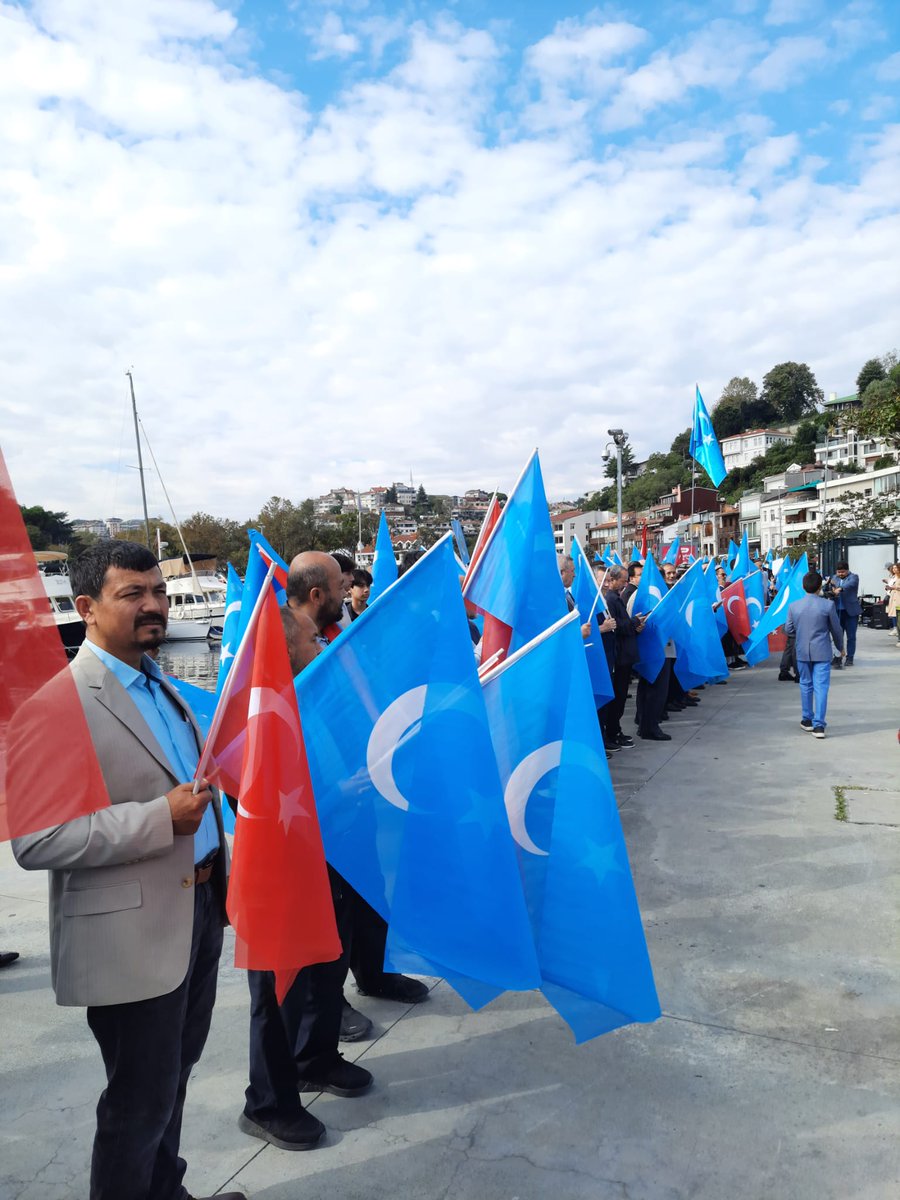 Kızıl Çin Devleti Tarafından Doğu Türkistan’ın İşgalinin 76. Yıl Dönümünde İstanbul’da Tarabya Sahili’nde Uygur Türklerinin Dünyaya Çağrısı: “Doğu Türkistan’daki Soykırımı Ne Zaman Hatırlayacak Dünya?”