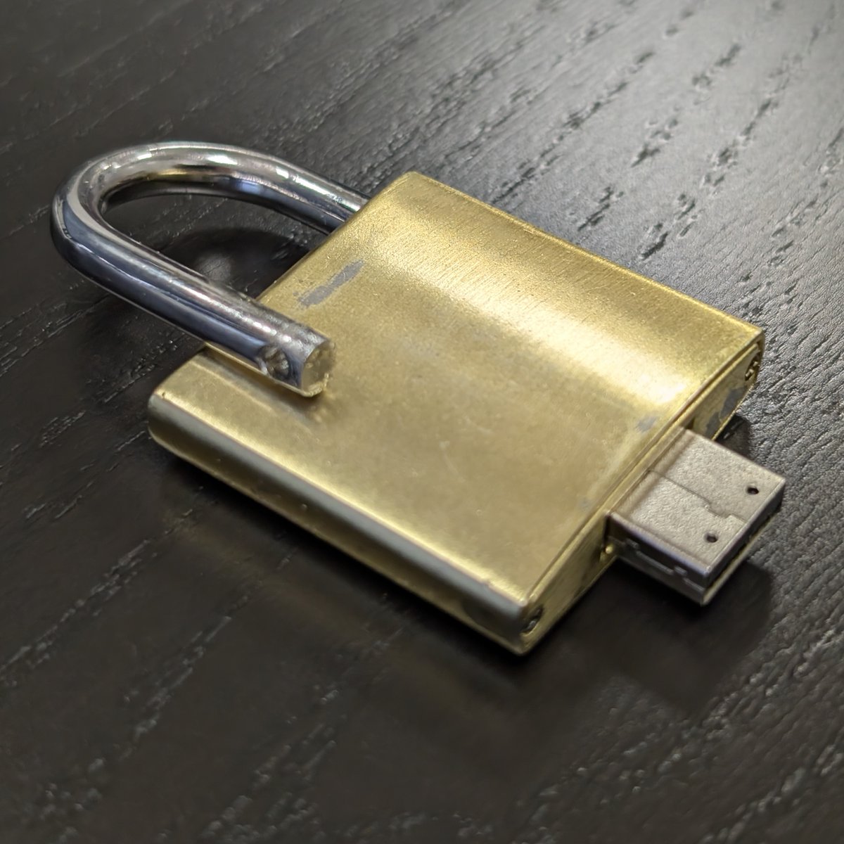 forensico's tweet image. Access any files with a #padlock. This is how attackers can access your file system with no password: never trust padlocks!!1!1!11!😆