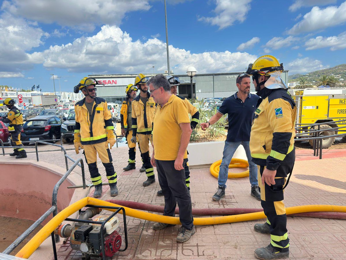 Avui pràcticament tot el Govern és a Eivissa. Tots els esforços estan centrats a l’illa, sobre el terreny, amb els consellers <a href="/AMEstarellas/">Antònia Maria Estarellas</a>, <a href="/a_costacosta/">Toni Costa</a>, <a href="/AVeraAlemany/">Antoni Vera</a>, <a href="/LafuenteJM/">Juan Manuel Lafuente</a>, <a href="/manuelaG_Romero/">Manuela Garcia Romero</a>, Joan Simonet, <a href="/coopetidor/">Alex Sáenz de San Pedro✌</a>, i també a la gerent de la Fundació d’Atenció i