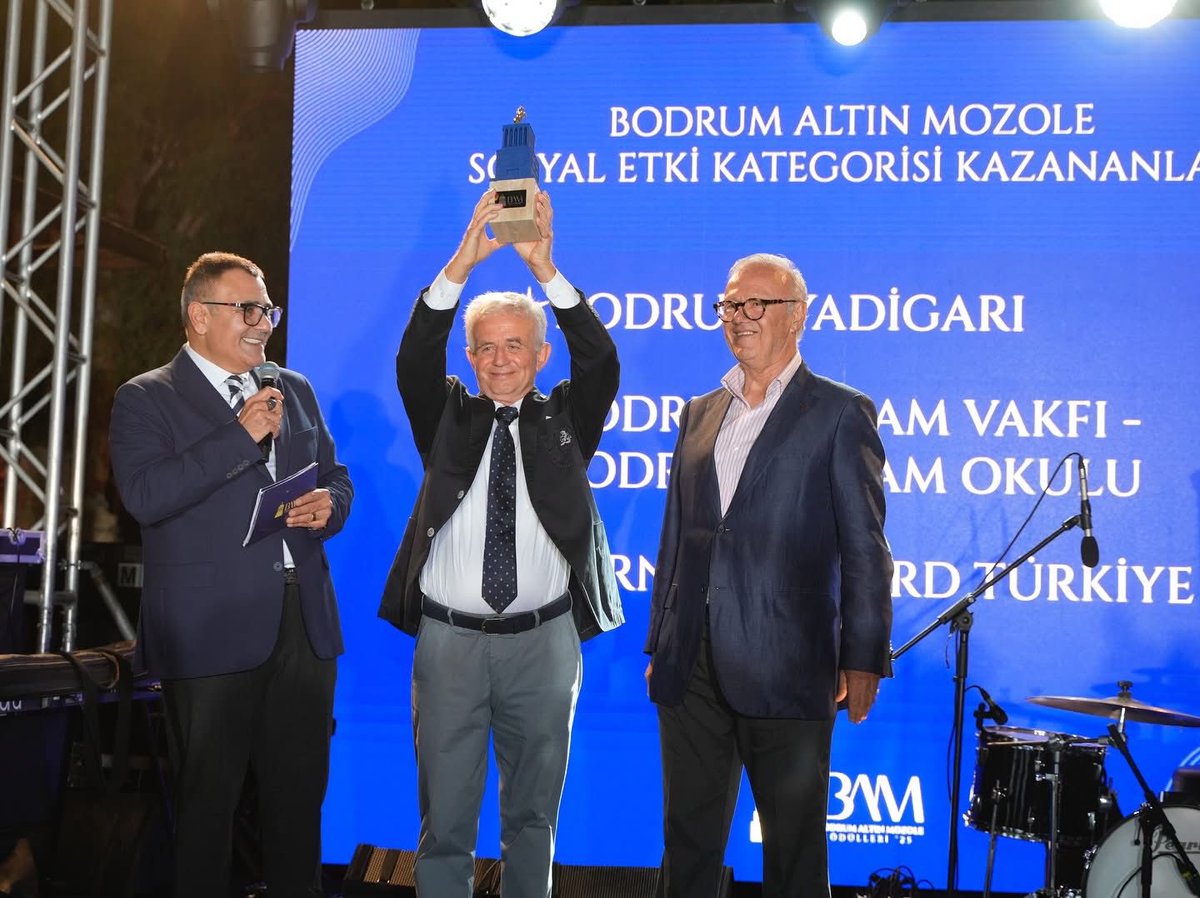 botavbodrum's tweet photo. BODRUM ALTIN MOZOLE ÖDÜLLERİ SAHİPLERİNİ BULDU

BOTAV olarak Bodrum’un sanatçılarını, zanaatkarlarını ve değer yaratan isimlerini onurlandırmak amacıyla bu yıl ilk kez hayata geçirdiğimiz Bodrum Altın Mozole Ödülleri, 29 Eylül gecesi düzenlenen törenle sahiplerini buldu. https://t.co/PAWSF35zEU