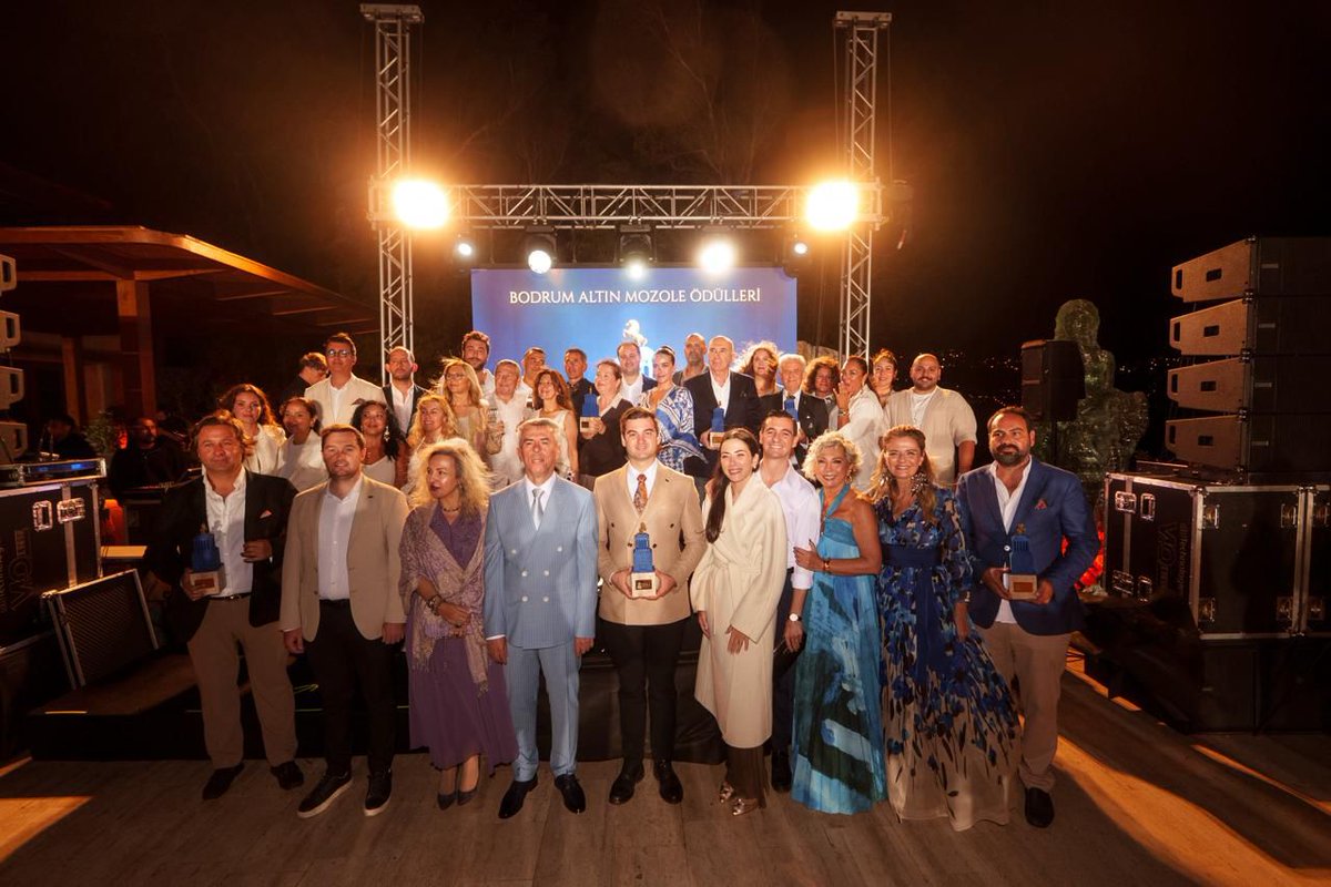 botavbodrum's tweet photo. BODRUM ALTIN MOZOLE ÖDÜLLERİ SAHİPLERİNİ BULDU

BOTAV olarak Bodrum’un sanatçılarını, zanaatkarlarını ve değer yaratan isimlerini onurlandırmak amacıyla bu yıl ilk kez hayata geçirdiğimiz Bodrum Altın Mozole Ödülleri, 29 Eylül gecesi düzenlenen törenle sahiplerini buldu. https://t.co/PAWSF35zEU