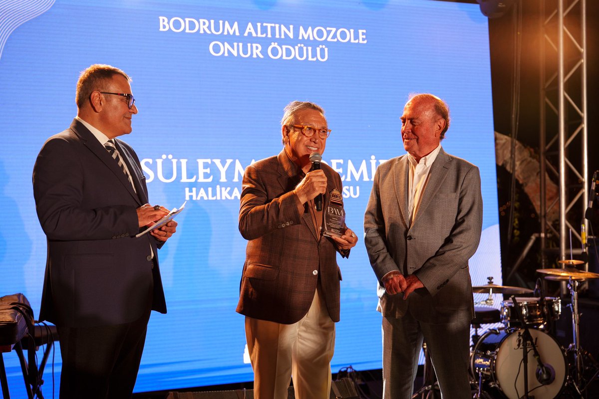 botavbodrum's tweet photo. Bodrum Altın Mozole ödül töreninde, Türkiye’nin alanında uzman tanınmış isimlerden oluşan jüri üyeleri tarafından yapılan oylama sonucunda, Bodrum’un değerlerini koruyan, sürdürülebilirliği ve toplumsal faydayı merkezine alan kişi ve kurumlara ödüller verildi. https://t.co/FYL9J7MNYV
