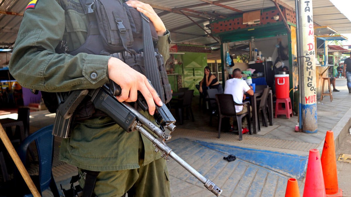 Más de 12 decretos de estados de excepción han sido dictados por el gobierno de Nicolás Maduro entre 2015 y 2025.

Entre la declaratoria de Estado de Excepción y Emergencia Económica, Estado de Alarma y ahora, Estado de Conmoción Exterior, el abuso crónico de la figura de estados