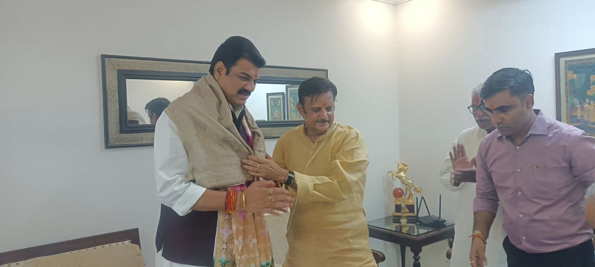 govinds_R's tweet image. आज रीवा में मध्यप्रदेश के उपमुख्यमंत्री आदरणीय श्री राजेन्द्र शुक्ल जी के निवास पर जाना हुआ उनके द्वारा मिले आत्मीय स्वागत एवं अत्यंत प्यार से अभियुक्त हूं।
#RajendraShukla