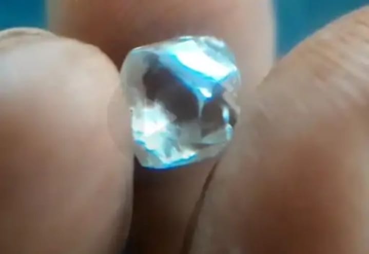 पन्ना में माता दर्शन कर लौट रहे मजदूर की चमकी किस्मत 

मजदूर का नाम  गोविंद आदिवासी उम्र 59 बर्ष है,गोविंद सिंह रोज की तरह बुधवार सुबह खेरा माता के दर्शन करने गये थे

जब वह दर्शन कर वापस लौट रहे थे तो उनकी नजर सड़क पर पड़े पत्थर पर पड़ी, उन्होंने उसे उठा लिया और घर ले आये, परिवार