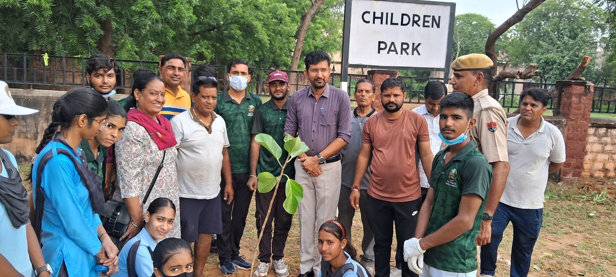 स्वच्छोत्सव अभियान 25 के तहत आदरणीय नागौर एस डी एम गोविंद सिंह जी भींचर के मार्गदर्शन में ,नागौर पुलिस के ट्रेफिक पुलिस के इंचार्ज शिवदेवाराम जी के विशेष सहयोग से यातायात जागरूकता अभियान के द्वारा छात्र छात्राओं सहित आम आदमी की जागरूक किया 
<a href="/NagaurPolice/">Nagaur Police</a> <a href="/DmNagaur/">District Collector & Magistrate, Nagaur</a> <a href="/BhajanlalBjp/">Bhajanlal Sharma</a>