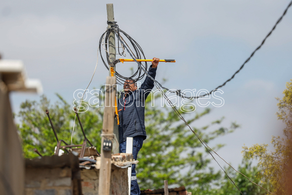 Gallo_Editorial's tweet image. 🗞️ City Power Embark On An Operation To Remove Illegal Connections In Kya Sands

👉 tinyurl.com/48bj9672

🗣️ @CityPowerJhb #citypower #illegaldisconnections 

📸 Sharon Seretlo