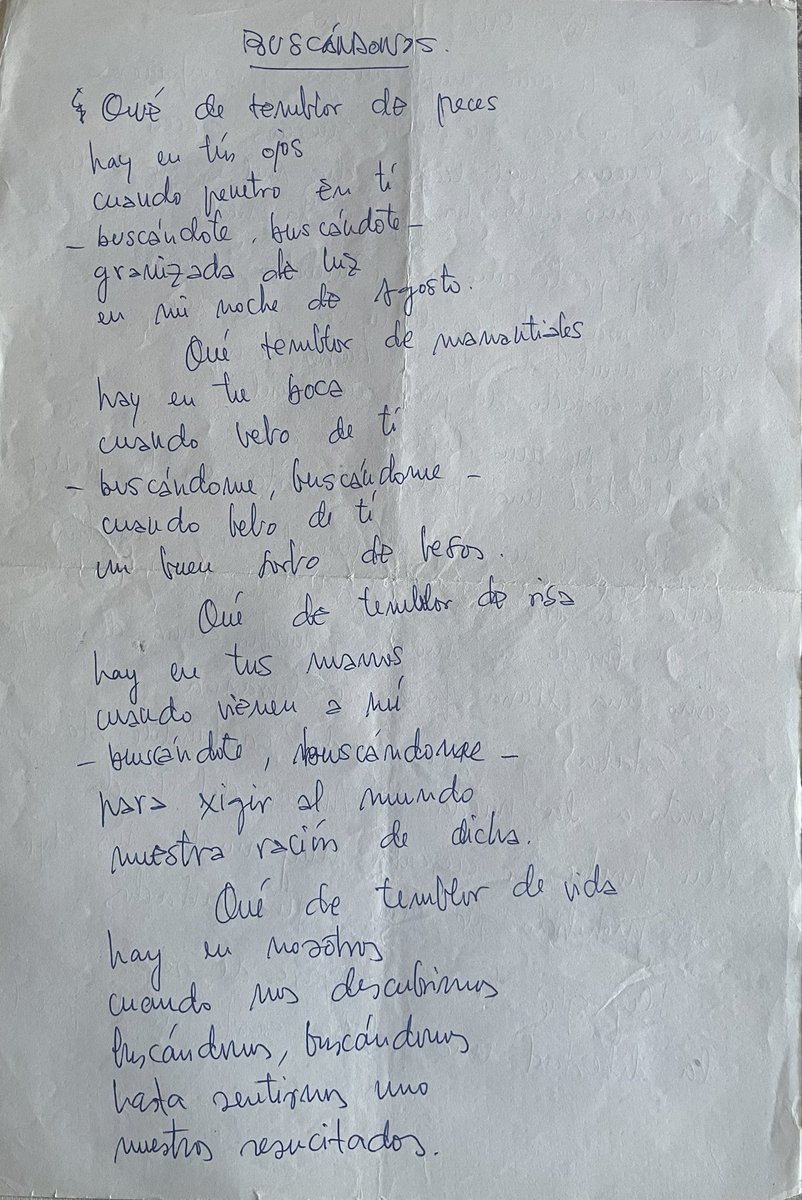 Ha aparecido en casa una pequeña joya. Unos cuantos folios manuscritos por Pablo Guerrero, dados a pasar a máquina, a principio de los 70, cuando estudiaba Literatura en la Universidad Complutense. 
En recuerdo de una gran persona y cantautor, ahí van👇🏾👇🏾
