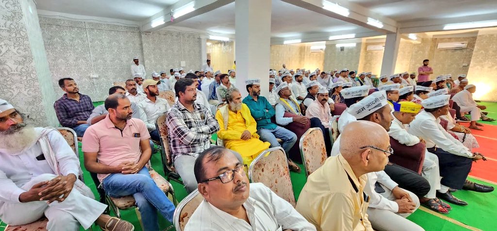 31 अक्टूबर सरदार वल्लभ भाई पटेल जी की जयंती से 15 नवंबर तक संगम (प्रयागराज) से सरयू (अयोध्या) तक होने वाली AAP की "रोजगार दो- सामाजिक न्याय दो" पद यात्रा को लेकर काशी प्रांत के कार्यकर्ताओं के साथ प्रयागराज में महत्वपूर्ण बैठक संपन्न हुई।