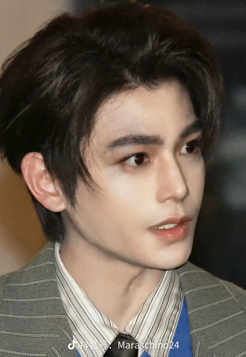 xiguabingcc's tweet photo. 这张脸我只能说超绝
DING YUXI x VERSACE GBA
@Versace
#MFW
#Versace
#VersaceSS26
#DingYuxi #DINGYUXIxVERSACE
#DingYuxixVersaceSS26
#DINGYUXIxMFW https://t.co/NNzgDrMcpC