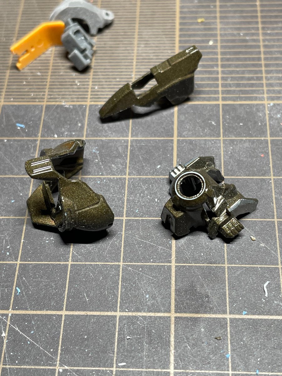 HiRM ウイングガンダムEW
フレームをバラして整面。
同時に固着されているダイキャストパーツを何とか取り外し。
このパーツ、メタリック塗装されているけど
塗膜が厚いのか野暮ったく見えるので
これもヤスってシャキッとさせよう。
腰が重みで反り返る対策も考え中。
#ガンプラ
#ウイングガンダム