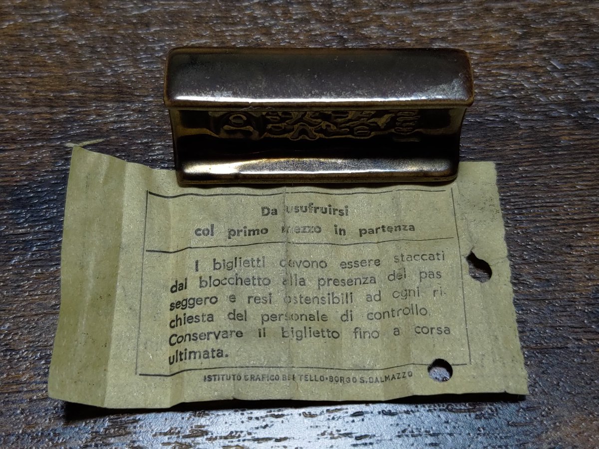 冬に向けて、前から気になっていたコートを買いました。ダメージがあるので染め直しして大事に着たいなと。

既にあちこち補修されてたり改造されてたりと見てて面白いのですが、（私だったらここポケットとして使うなぁ）という部分に手を突っ込んでみると、ホントに中からチケットが。びっくり。