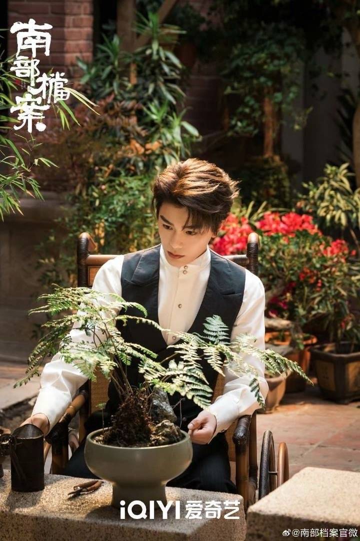 xiguabingcc's tweet photo. 期待DING YUXI x VERSACE GBA
#DingYuxi 
#DingYuxixVersace 
#versace 
@Versace https://t.co/xDiLYrnQzk