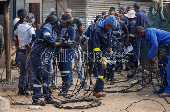 Gallo_Editorial's tweet image. 🗞️ City Power Embark On An Operation To Remove Illegal Connections In Kya Sands

👉 tinyurl.com/48bj9672

🗣️ @CityPowerJhb #citypower #illegaldisconnections 

📸 Sharon Seretlo
