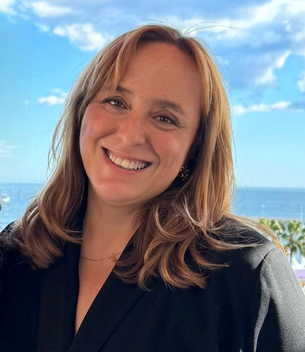 Ayşe Barım tahliye edildi.
Sektörel mobing konuşulan bir süreçte olayı siyasete çekip tutuklanması demokrasi olan bir ülkeye hiç yakışmadı.
Ayşe Barım'ın siyasi görüşü açıkçası hiç umurumda değil ben sektörde tekelleşme ile ilgilenen bir izleyici ve vatandaşım
#ayşebarım