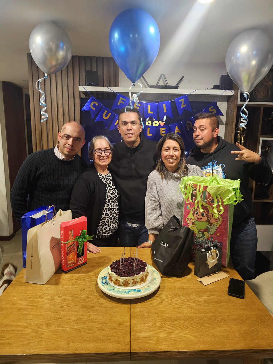 julcaruca's tweet photo. Cumpleaños de mi primo Victor Amarillo https://t.co/QnNmRKRzoB