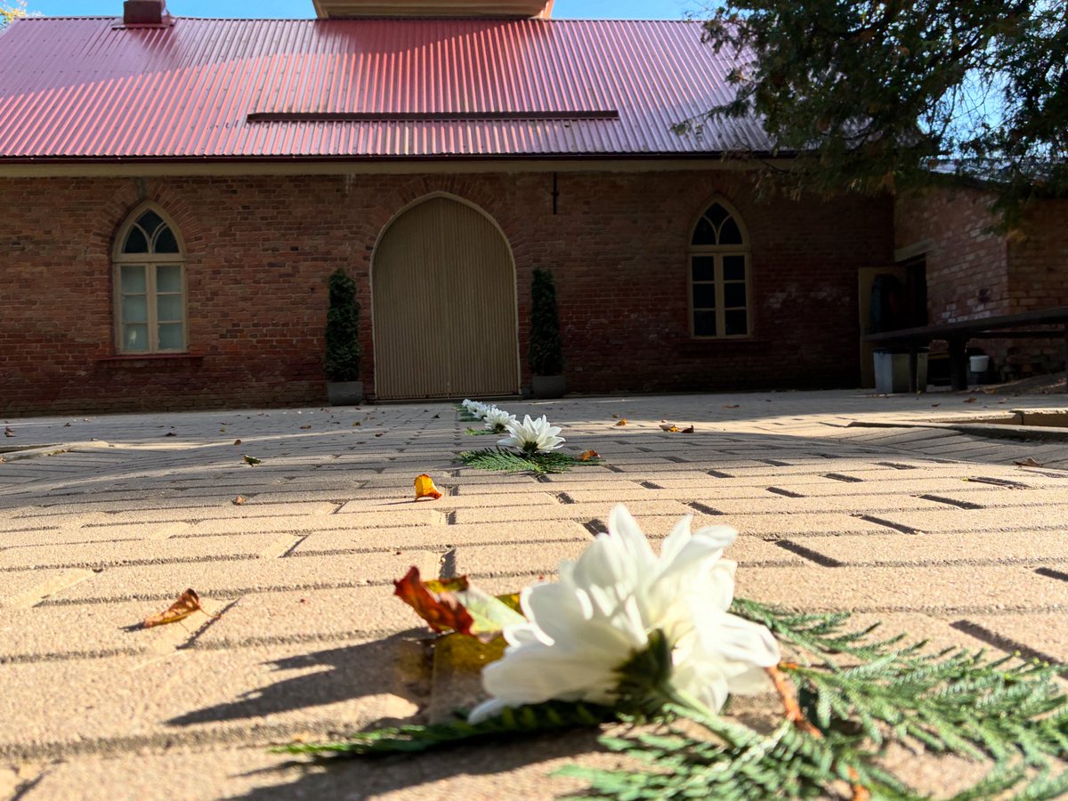 vkoralis's tweet image. LIMBAŽU KAPSĒTĀ

Šodien sarikāmies Limbažu kapos, izvadot ļoti sirmu māmiņu Mūžībā. Šodien mūsu pusē tik saulains, kā sen nav bijis. Arī šis atceļš no darba - saulains. Lai Dieva miers! 🙏 

#limbaži #limbažukapi #bēres #atvadas #mācītājs