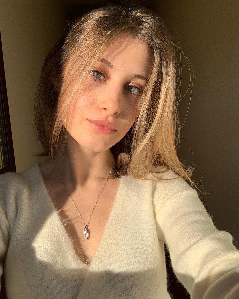 sofia_sofia45's tweet image. Chasing the sunlight and capturing moments ☀️✨ #selfiedikamar