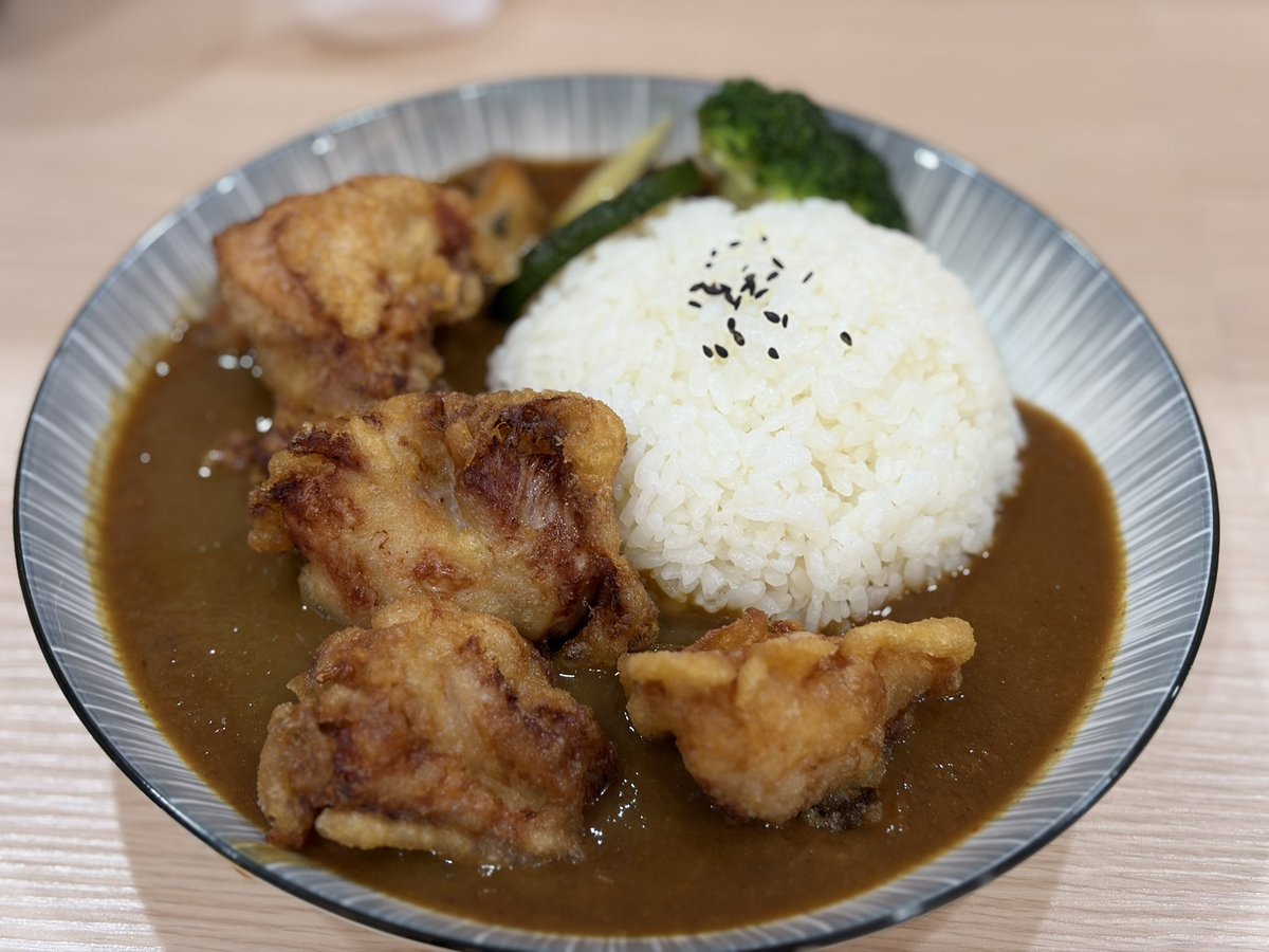 Ryder00907875's tweet photo. 高雄左營-浦原咖哩屋

今天特別跑一趟高鐵站跟老爺吃飯😜

咖哩普普 ， 炸豬排比唐揚雞好吃～

老爺表示沒有 七味粉-2顆星？？

店員妹子一個不知道在幹嘛…

一進門就看著我然後一句話都不說🤨

能當個樸實的晚餐，不需要特別來吃。 https://t.co/zzpwuYCeor