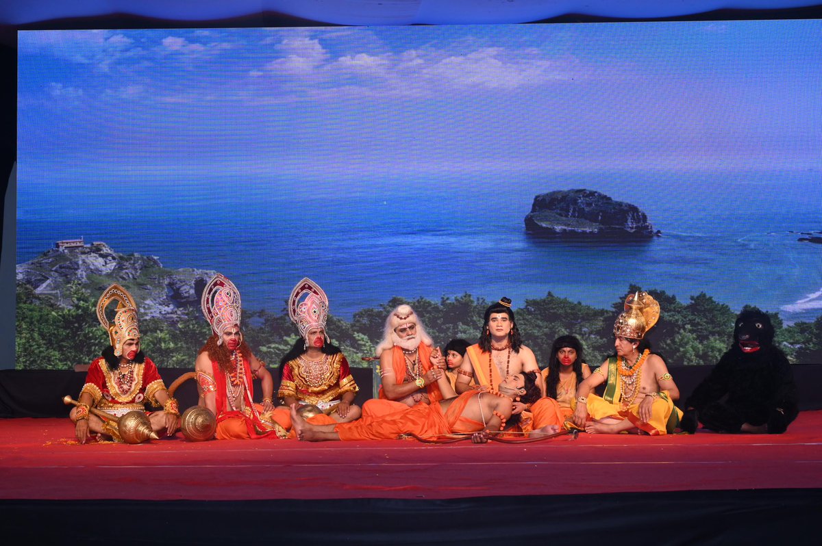 ARamleela's tweet photo. अयोध्या की रामलीला - गाथा रघुनन्दन की।

नवम दिवस का मंचन -

जब मर्यादा पुरुषोत्तम श्रीराम ने समुद्र से मार्ग देने का आह्वान किया,
फिर हुआ भगवान शिव का पूजन।
इसके बाद हुआ लक्ष्मण - मेघनाद का भीषण युद्ध और अंत में लक्ष्मण जी के मूर्छित होने का मार्मिक दृश्य, जिसने दर्शकों के हृदय को भावविभोर कर दिया।