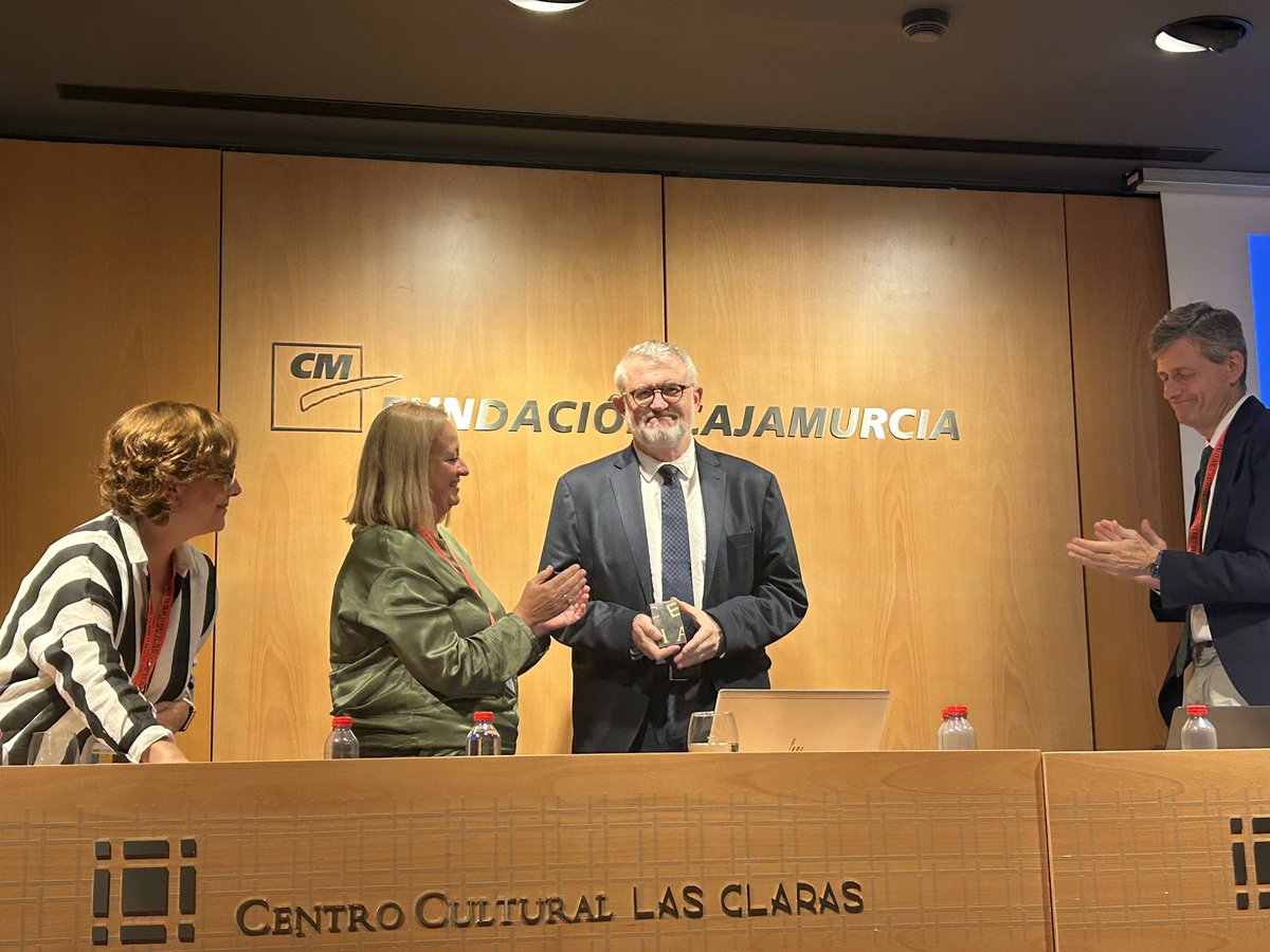 arteceha's tweet photo. 🏅 En el XXV Congreso del Comité Español de Historia del Arte, el CEHA rinde homenaje con un premio al director del Museo Nacional del Prado, Miguel Falomir 🏛️
Un reconocimiento a su trayectoria y compromiso con el arte.
#CEHA25
@UMU @museodelprado https://t.co/sbFHCcXc6T