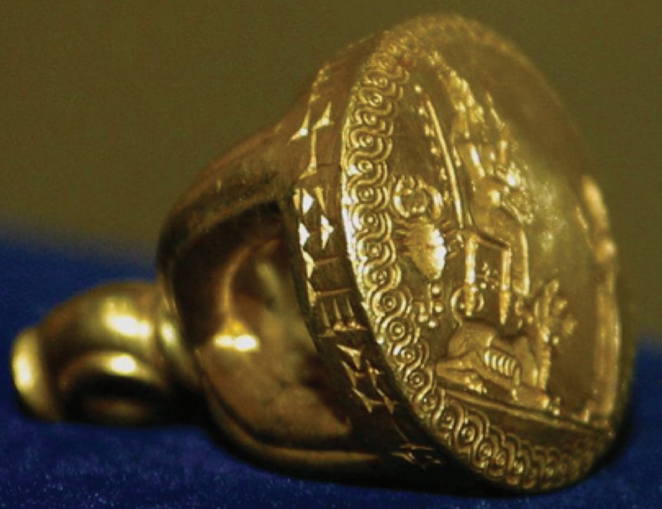 Thoukudids1's tweet photo. On parle souvent d'argile quand on évoque la Mésopotamie, mais au sein des palais et des temples les objets en métaux et pierres précieuses étaient très courants. Voici par exemple un sceau en or appartenant à la reine assyrienne Hamâ 𒄩𒈠𒀀, épouse de Salmanazar IV (783-773)🪙 https://t.co/8qkMrnTml0