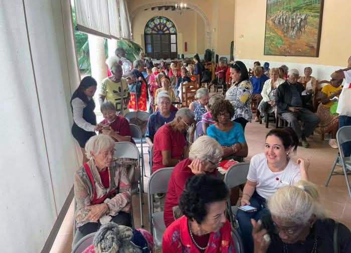👴👵El 1 de octubre se dedica al #DíaMundialdelaAncianidad una manera de honrar a los pilares de la famila. Y desde #CTÁguila de la #DTNorte de <a href="/ETECSA_Cuba/">ETECSA</a> sumamos abuelos al conocimiento de las nuevas tecnologías 💙

#LaNorteALaVanguardia #EtecsaTeAcompaña