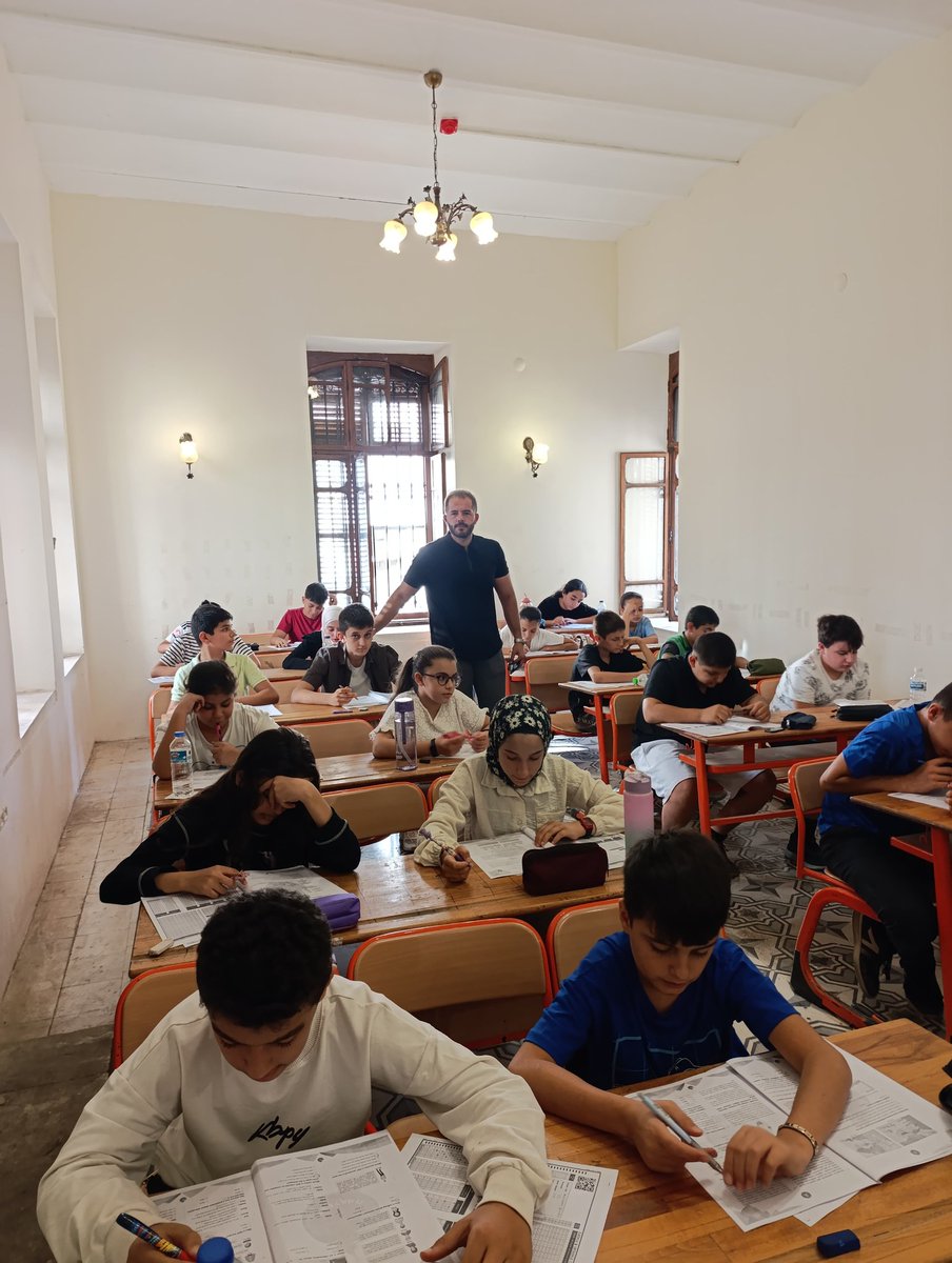 TugvaKilis's tweet photo. 📚 TÜGVA Vakıf Okulu için düzenlediğimiz Sınıf Belirleme Deneme Sınavı bugün Neşet Efendi Konağı’nda başarıyla gerçekleştirildi.

Katılım sağlayan tüm öğrencilerimize teşekkür ediyor, emeklerinin karşılığını en güzel şekilde almalarını diliyoruz. 🙏✨ https://t.co/y4s8wzwVUg