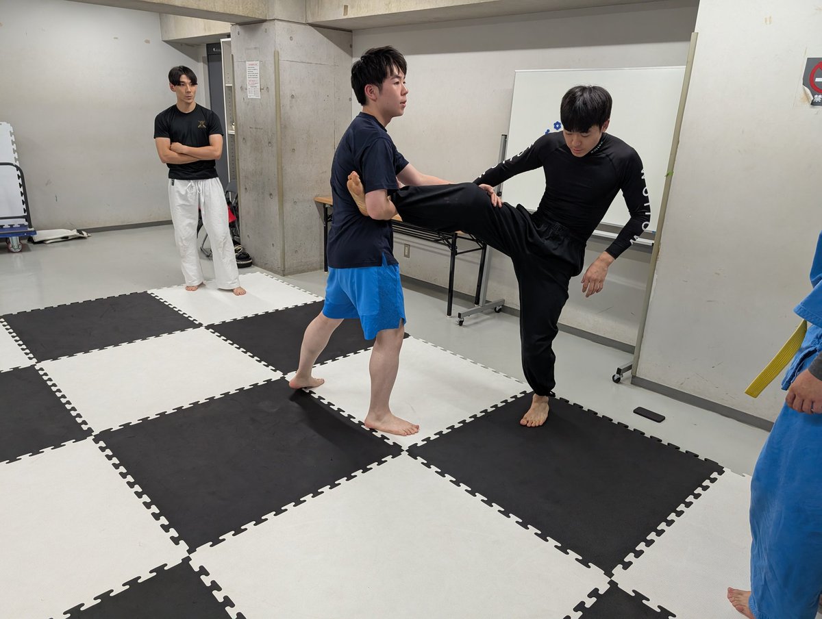 本日10月1日、夏休み最後の練習をしました！🥋
基本的打撃に始まり、ミット打ち、マススパー、タックル練習など様々なことを練習し夏休みの締めくくりとしました😊
試合を控えた部員、今後試合に出ようという部員各々が秋学期も邁進していくでしょう！🔥🔥
#空道 #大道塾 #格闘技 #早稲田