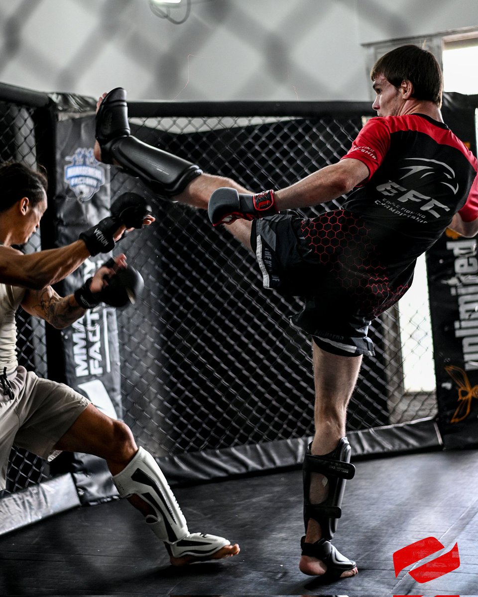mmafactory_fr's tweet photo. Le 25 octobre en ligne de mire ! 🎯 

Le retour à la compétition de Magomed Khasuev au @AeonFCmma approche à grands pas. 🔥 

Sous l'œil de Franck, il est déjà prêt à briller, venez le soutenir à Pau ! 👊 

#MMAFactory https://t.co/3fjSaelTID