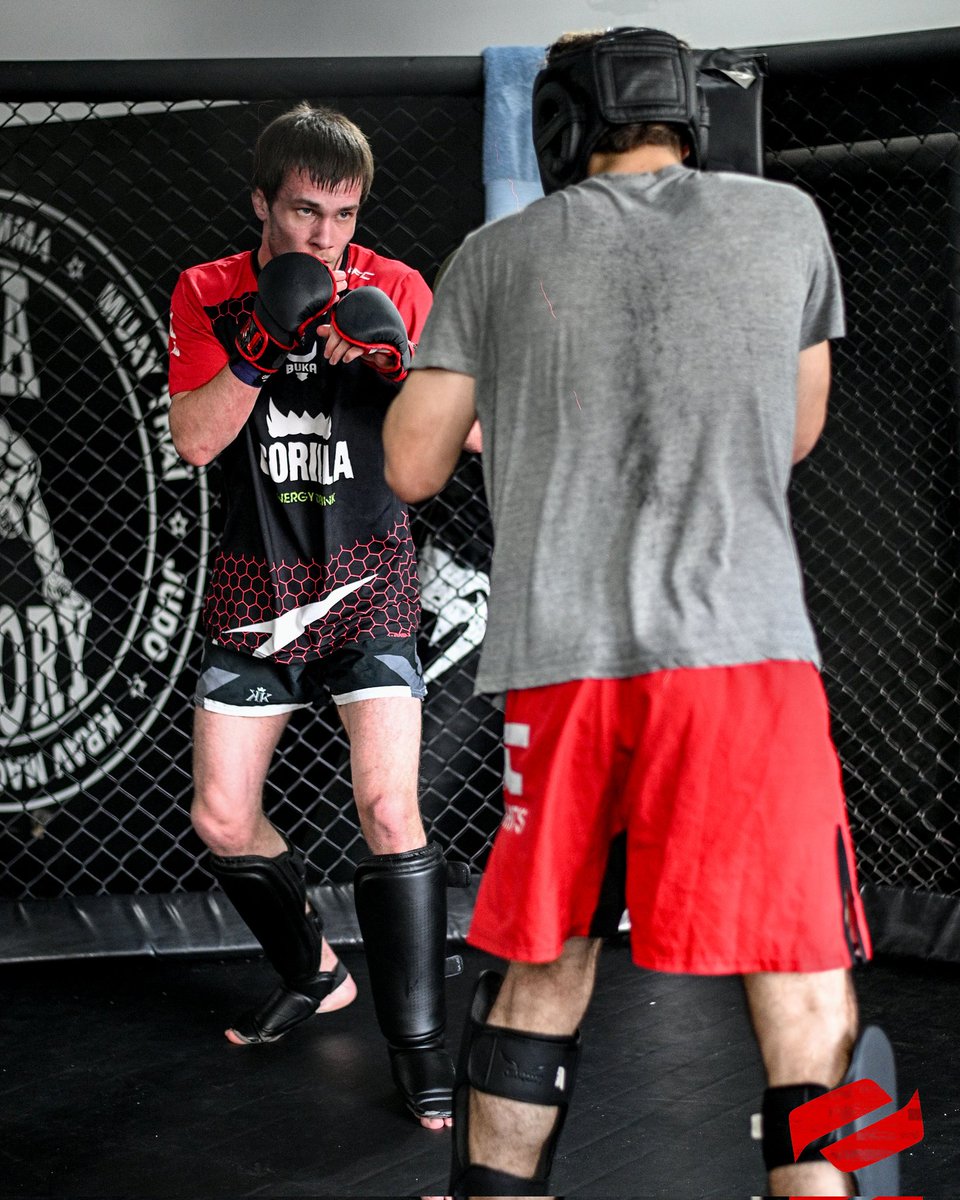mmafactory_fr's tweet photo. Le 25 octobre en ligne de mire ! 🎯 

Le retour à la compétition de Magomed Khasuev au @AeonFCmma approche à grands pas. 🔥 

Sous l'œil de Franck, il est déjà prêt à briller, venez le soutenir à Pau ! 👊 

#MMAFactory https://t.co/3fjSaelTID