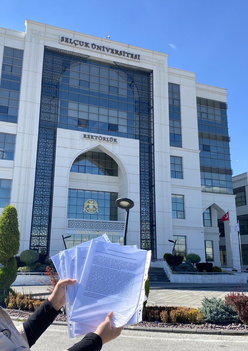 suogrbirligi's tweet photo. Sıra arkadaşlarımızdan birer birer topladığımız dilekçeleri rektörlüğe teslim ettik. Dilekçelerimize gelecek cevabı beklerken sürecin takipçisi olmaya devam edeceğiz. Eğitimde fırsat eşitliği hakkımızı inatla savunacağız.

#selcuküniQRıkaldır #öğrencilerqrmağduru https://t.co/lXlp6SAxnH