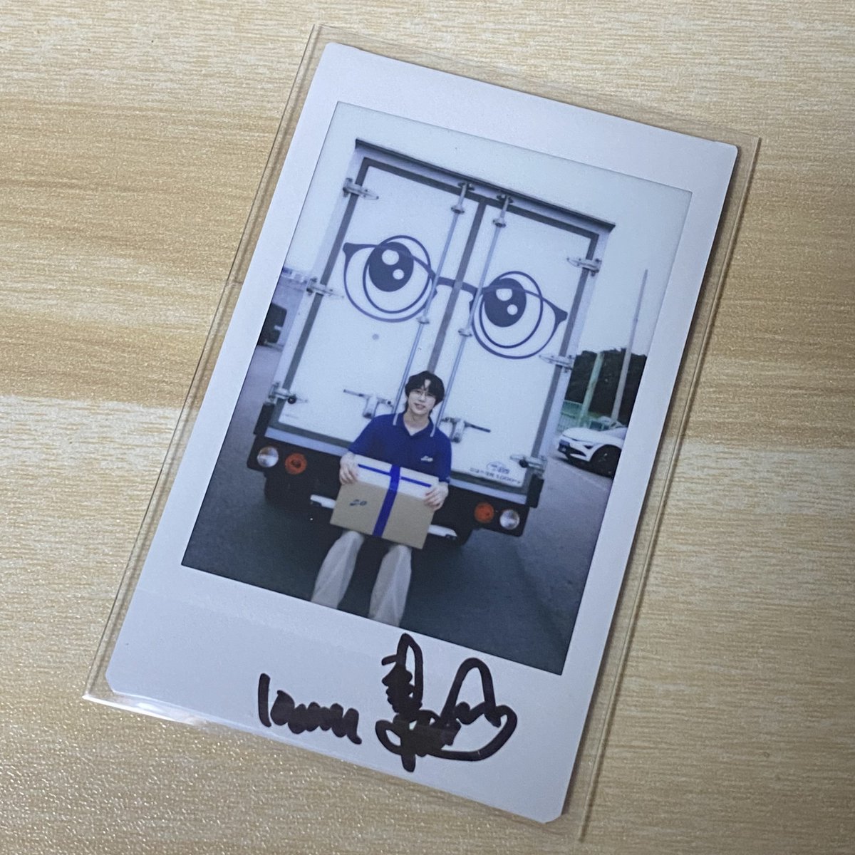 멜론 뮤직웨이브 사인 폴라 드디어 왔♡다♡

박스조각에서 조심히 뜯어서
슬리브+탑로더에 넣고 가보로 간직할게요🥹