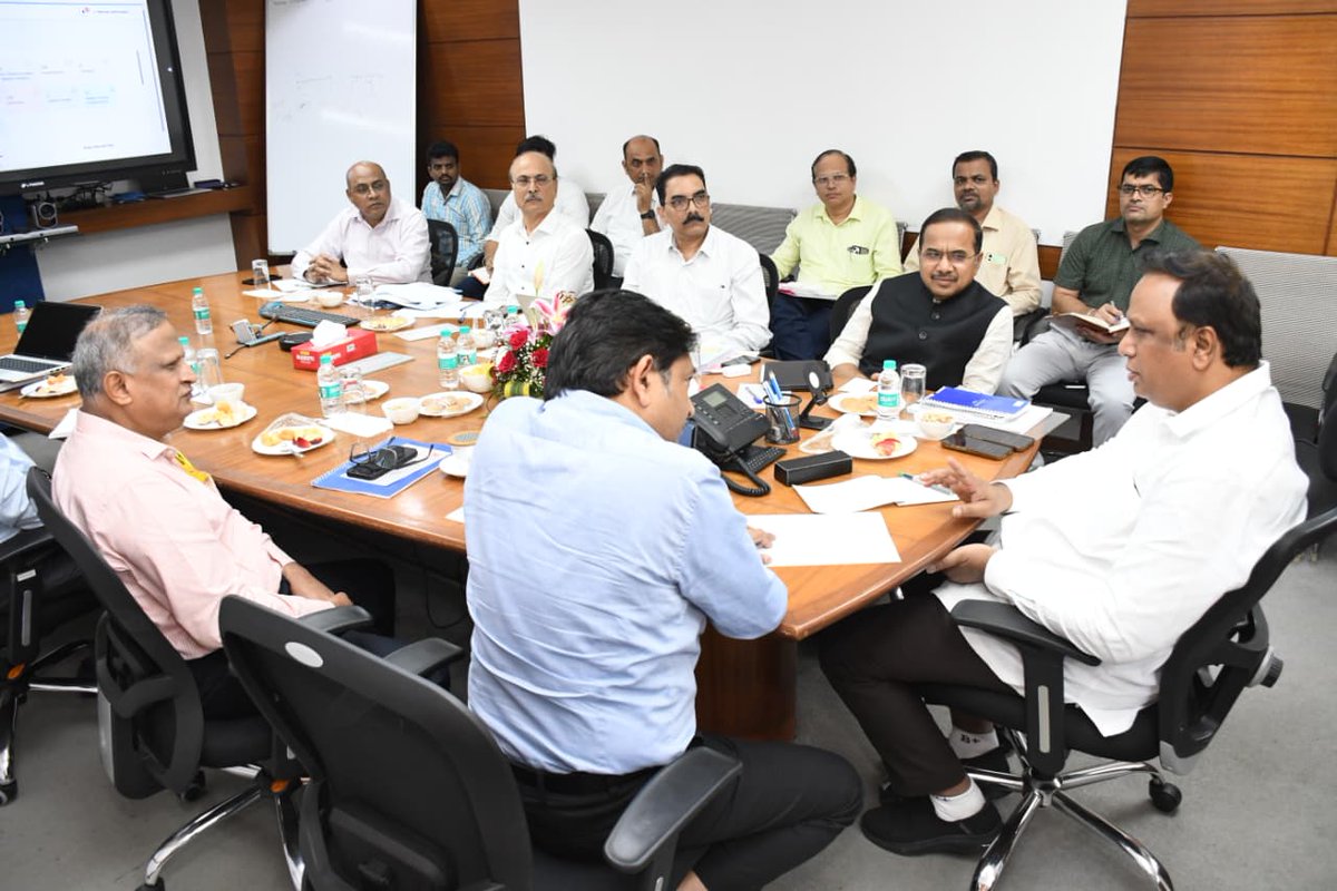 ShelarAshish's tweet photo. Convened an important meeting with Parrag Jaiin Nainutia, Chairman (IT), Sanjay Katkar, MD (MahaIT) and officials of IT department to discuss various proposals, policies, programs, government initiatives with a focus on strengthening the department. Detailed deliberations were held on setting up a Consultancy Portal to ensure transparency and prevent misuse, expanding 1,000 citizen services to be provided through WhatsApp, launching a citizen notification system via Maha-Samanvay, reducing administration costs for manpower and preparing a comprehensive proposal for IT department reforms and future readiness. 

#Maharashtra #AshishShelar