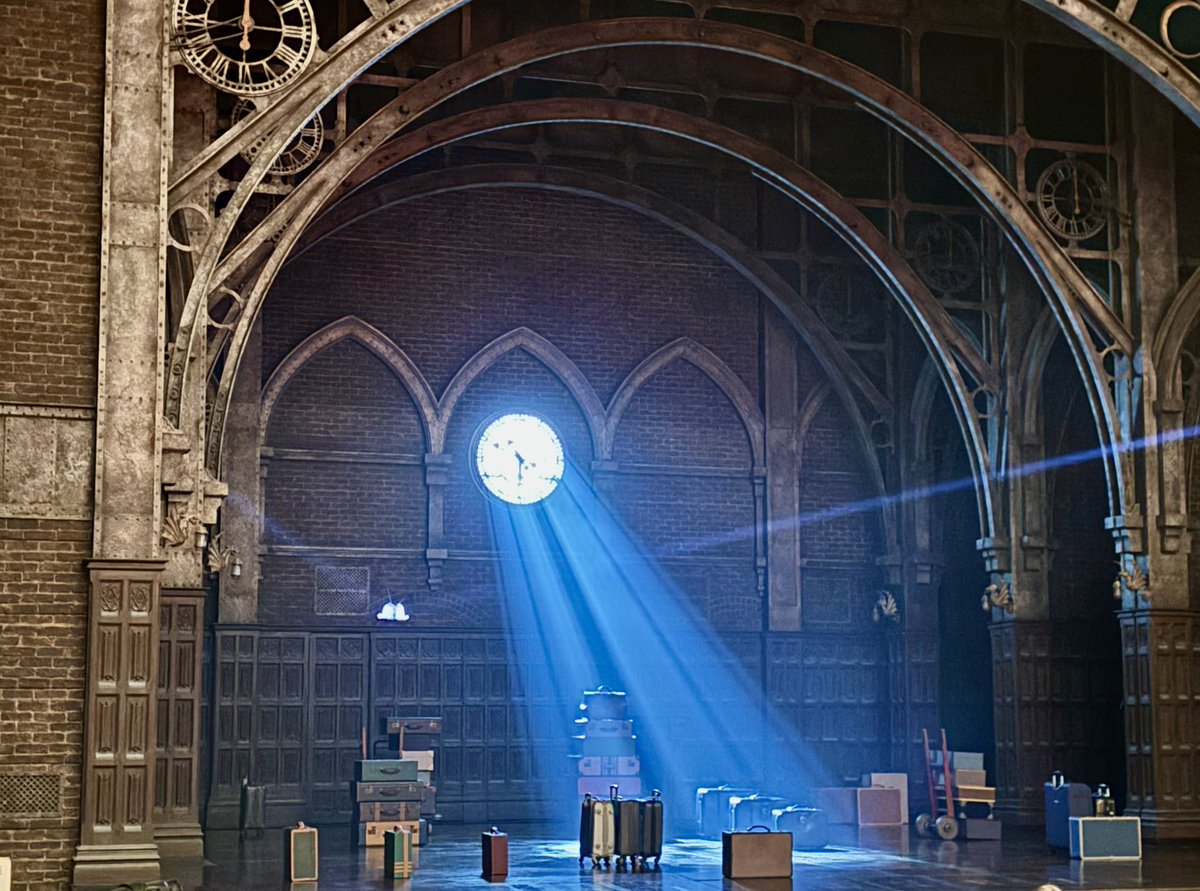 呪いの子観てきた！！！！！！
めちゃくちゃ面白かった！！！！！！！
行ってよかった〜！！！！！！！！