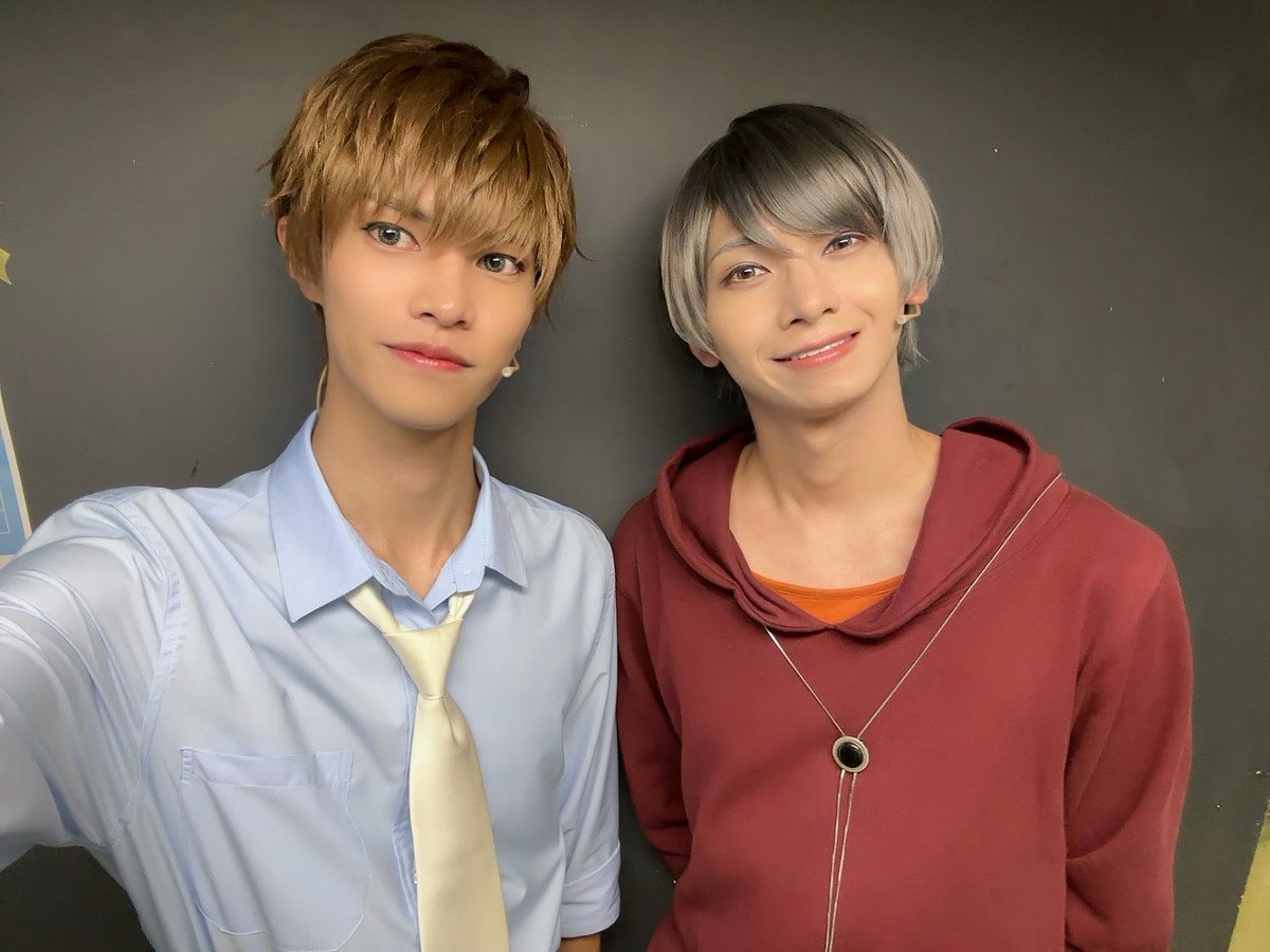 舞台『スタンドマイヒーローズ』
京介くんと📸
たまたまSNSをチェックしていたらMVに出演されていました。
素敵なお芝居でした。
ただ僕の隣でずっと見ているのは感心しませんね…
僕と京介くん、どちらを選びますか？
僕を選んでくれたら………ふふっ

#ふかふかパスケース

#スタンドマイヒーローズ