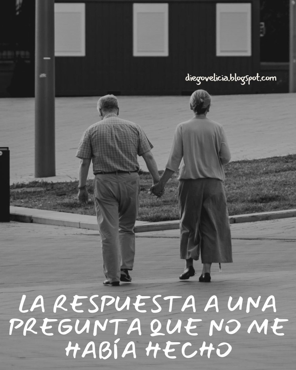 Ella lleva una blusa azul con unos floripondios blancos, un pantalón blanco finito y un gorro que habrá cogido prestado de algún nieto, porque la marca de licor que luce en el frontal no parece la típica que bebería una señora de su edad...
diegovelicia.blogspot.com/2025/09/la-res…