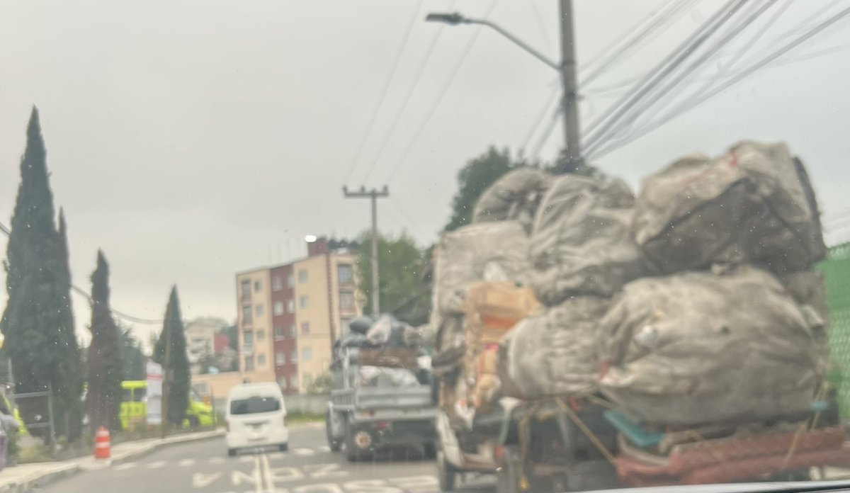 De nada sirve la lona de “no estacionarse” si la alcaldía sigue dejando estos camiones sobre la avenida aunque esté PROHIBIDO 
Esa foto es de hoy a las 7:00 a.m <a href="/cuajimalpa_gob/">Alcaldía Cuajimalpa</a> <a href="/carlosorvananos/">Carlos Orvañanos Rea</a> <a href="/CuajimalpaGob/">Dirección de Gobierno Alcaldía Cuajimalpa</a> <a href="/ProsocCDMX/">Procuraduría Social de la CdMx</a> <a href="/GobCDMX/">Gobierno de la Ciudad de México</a>